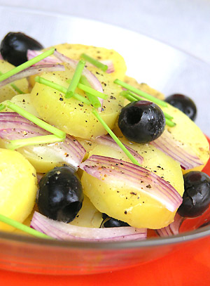 Salata de cartofi taraneasca, czyli sałatka ziemniaczana