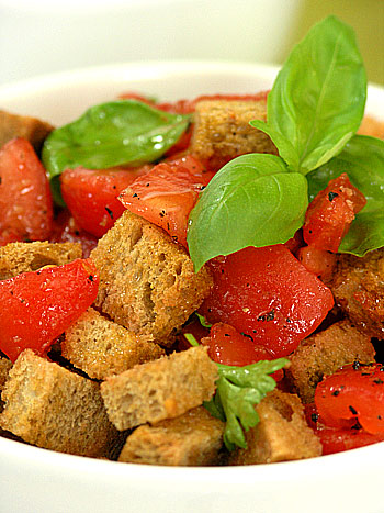 Sałatka z czerstwego chleba i pomidorów na sposób toskański