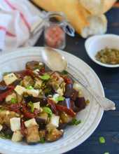 Sałatka śródziemnomorska z bakłażanów, suszonych pomidorów i fety