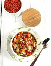 Sałatka ryżowa z warzywami, owocami goji i rodzynkami - bardzo zdrowa i kolorowa