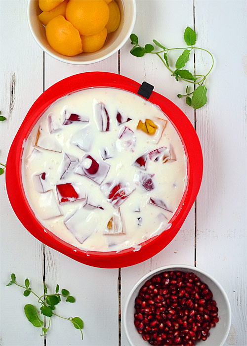 Lekki sernik jogurtowy z owocowymi galaretkami - etap 7