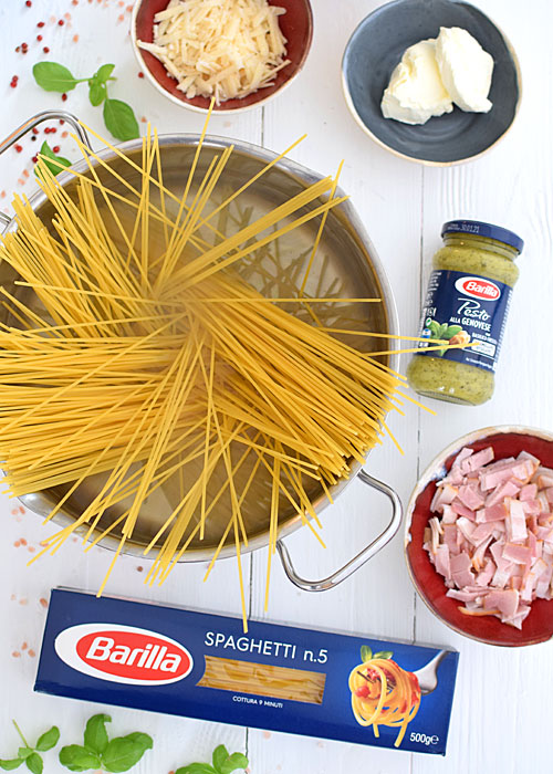 Spaghetti z cukinią, boczkiem i sosem pesto  - etap 2