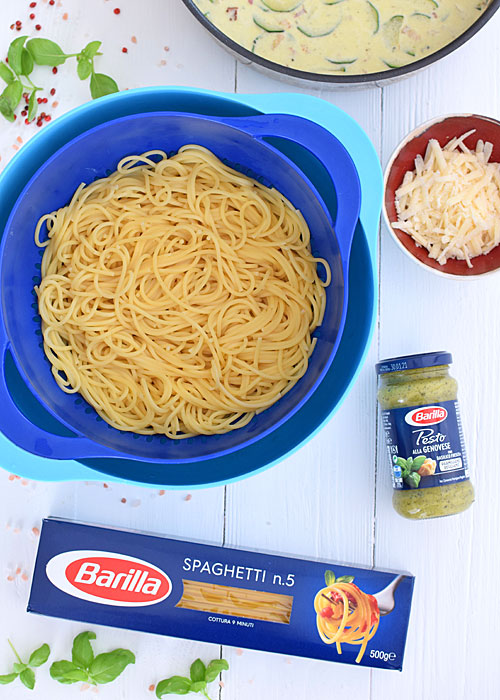 Spaghetti z cukinią, boczkiem i sosem pesto  - etap 6