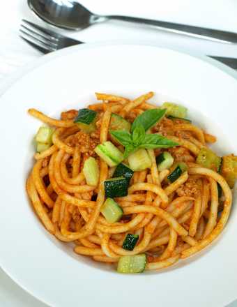 Spaghetti alla bolognese z cukinią