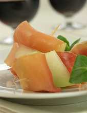 Koreczki z szynki i melona