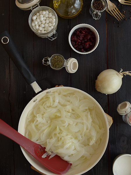 Jesienna tarta z karmelizowaną cebulą i żurawinami - sposób przygotowania - etap 5
