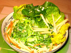 Zielona sałatka z oscypkiem