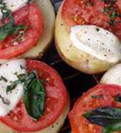 Ziemniaki zapiekane z pomidorami, mozarellą i bazylią