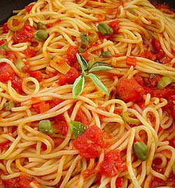 Spaghetti z anchois i kaparami.