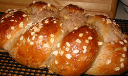 Chlebowy warkocz z platkami owsianymi i orzechami