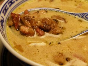 Zupa zbjnicka z kiebaskami, grzybami i kwan mietan