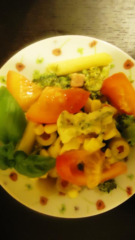 Rurki z wiosennymi warzywami i szynk w sosie mietankowym