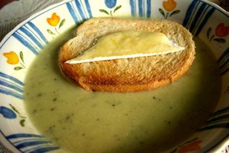 Zupa z cukinii z serem brie
