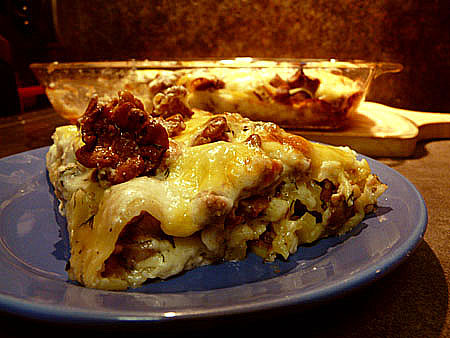 Cannelloni z kurkami, mięsem i kozim serem pod beszamelową kołderką