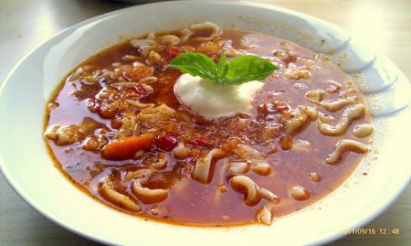 Pikantna zupa pomidorowa z domowym makaronem