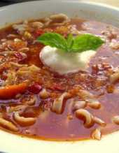 Pikantna zupa pomidorowa z domowym makaronem