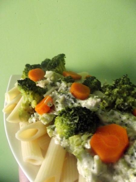 Makaron z brokułami w sosie serowym