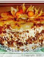 Tort ananasowy z migdałowym krokantem.