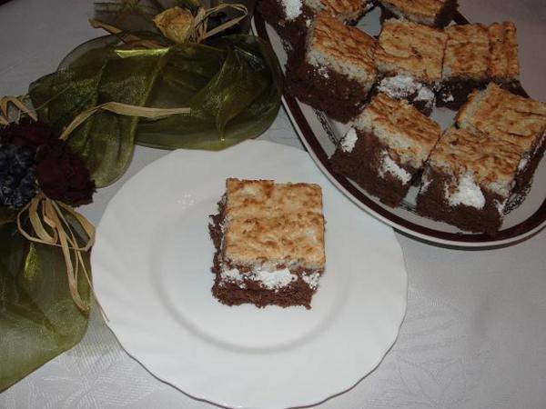 Ciasto z kremem czekoladowym bezikami  i kokosem