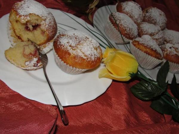 Waniliowe muffinki z konfitur  truskawkow