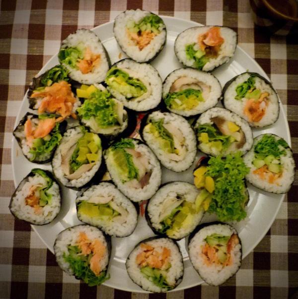 (sushi) maki z pieczonym łososiem