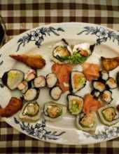 (sushi) futomaki z łososiem