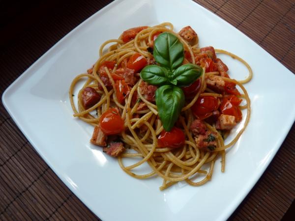 Spaghetti z boczkiem i pomidorkami