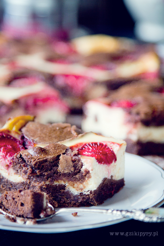 Ciasto czekoladowe – sernikobrownie z truskawkami