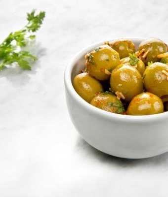 Pikantne hiszpańskie zielone oliwki z dodatkiem aromatycznych ziół