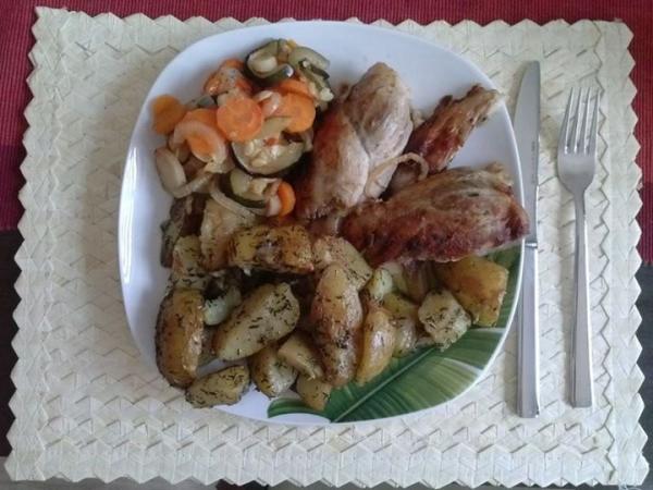 Golonka pieczona z warzywami i pieczone ziemniaki z tymiankiem.