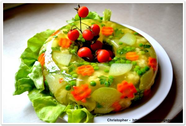 Galaretka z warzyw z zielonym sosem.