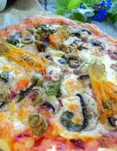 Pizza z mozarellą, pieczarkami, sosem chilli , kwiatami cukinii i botwinką 