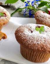 Muffinki miodowe z powidami i truskawkami