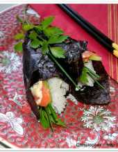 Sushi temaki z łososiem i ogórkiem.