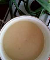 Kremowa zupa z kabaczka doprawiona tymiankiem i czosnkiem