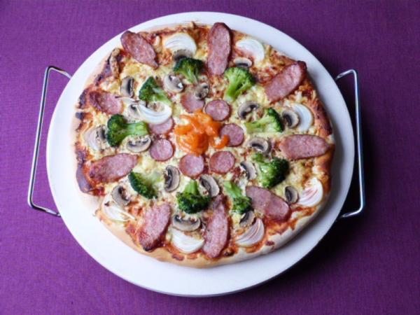 Pizza z kiebas i warzywami