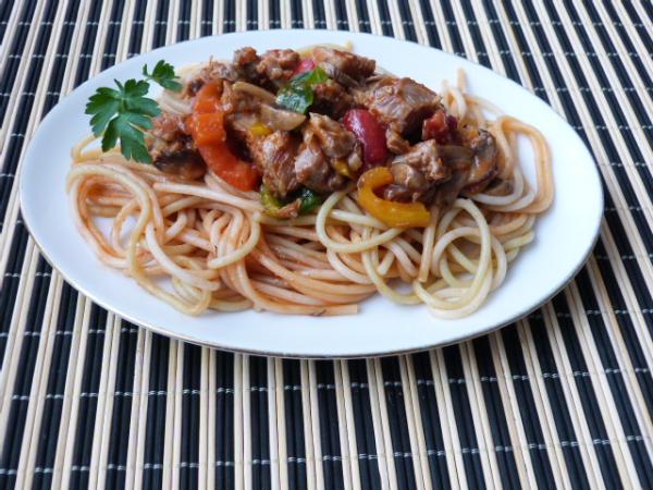 Spaghetti z misem, pieczarkami, papryk