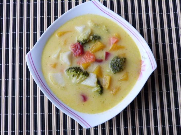 Kolorowa zupa z warzywami i kasz