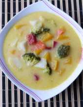 Kolorowa zupa z warzywami i kasz