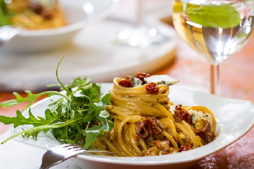 Spaghetti z suszonymi pomidorami, gorgonzol i rucol