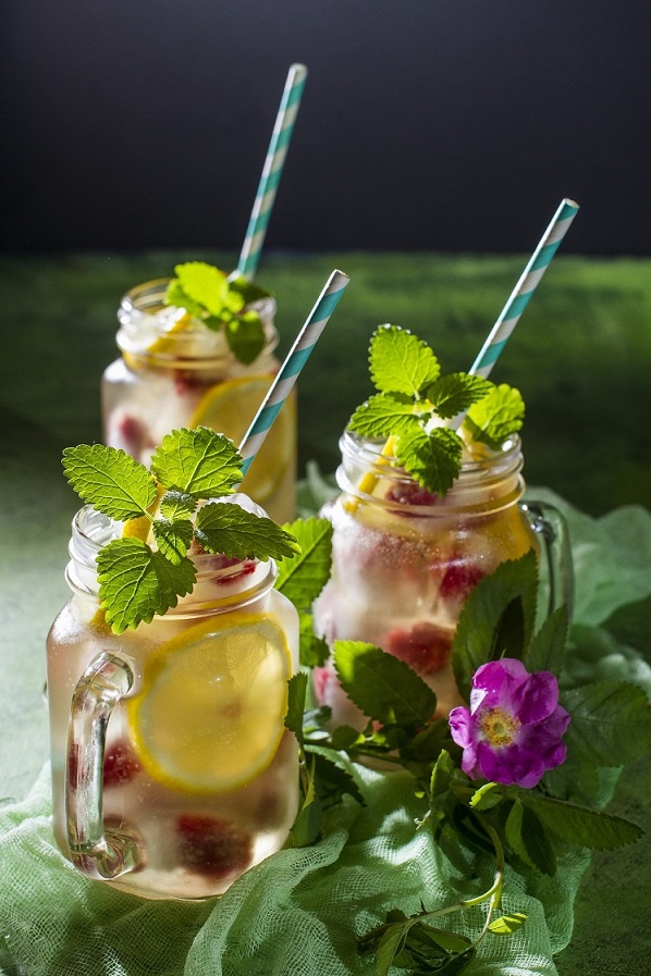 Lemoniada z malinami, cytryn i herbat