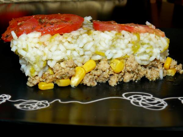 Torcik mięsno - ryżowy z porami, kukurydzą i pomidorem