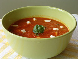 Mocno bazyliowa kremowa zupa pomidorowa