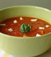 Mocno bazyliowa kremowa zupa pomidorowa