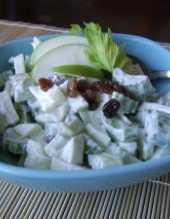 Slodka i zdrowa salatka z selera naciowego