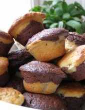 Łaciate muffinki czekoladowo-rabarbarowe
