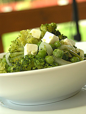 Zielone warzywa z patelni wzbogacone fet