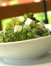 Zielone warzywa z patelni wzbogacone fetą
