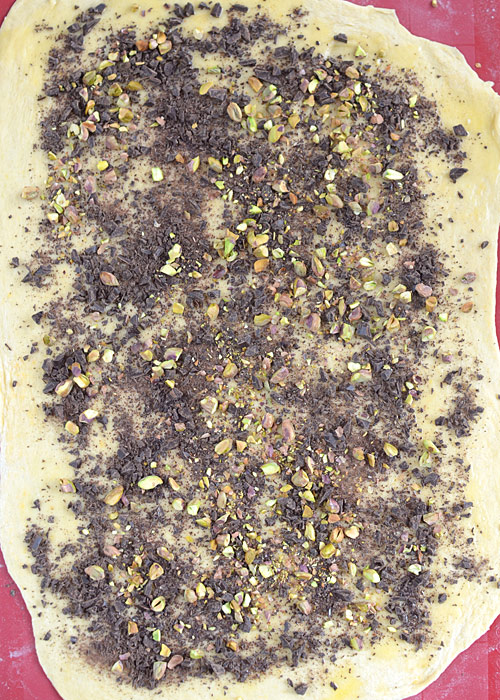 Świąteczny wieniec drożdżowy z czekoladą i orzeszkami pistacjowymi - etap 11