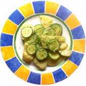 Żółto zielona sałata ziemiakowo - ogórkowa o bardzo oryginalnym, delikatnym smaku
